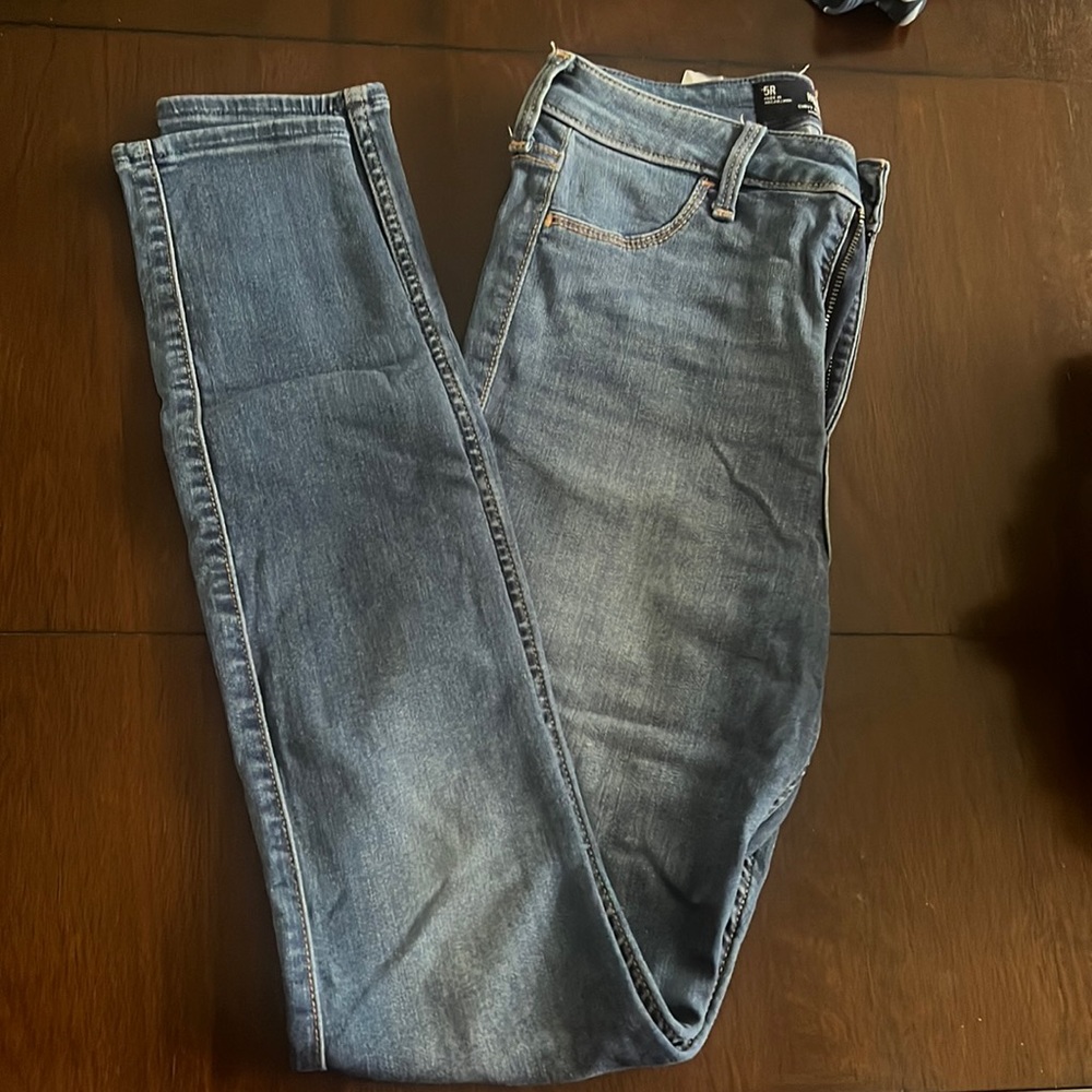 Hollister, Size: 5R, Medium Wash Jeans